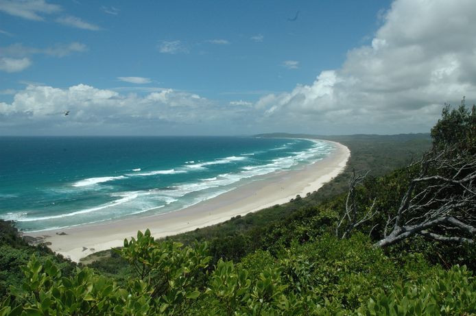 Byron Bay heeft kilometers aan uitgestrekte stranden en wordt langs alle kanten omgeven door drassig bushland.