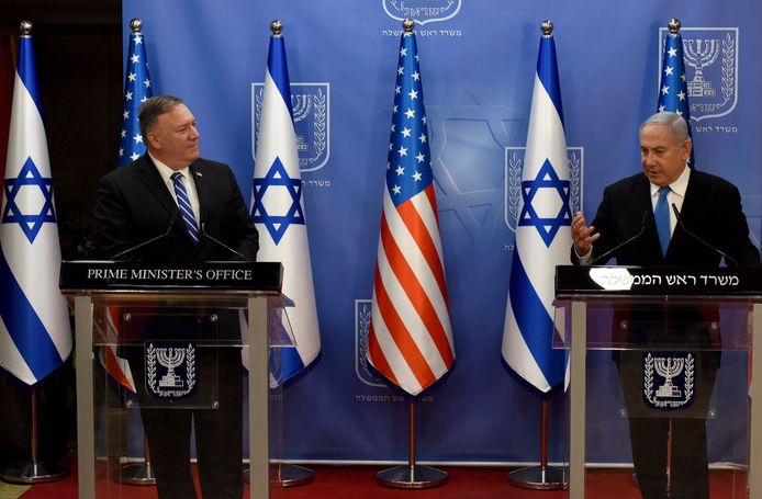 Mike Pompeo en Benjamin Netanyahu speak in Jeruzalem.