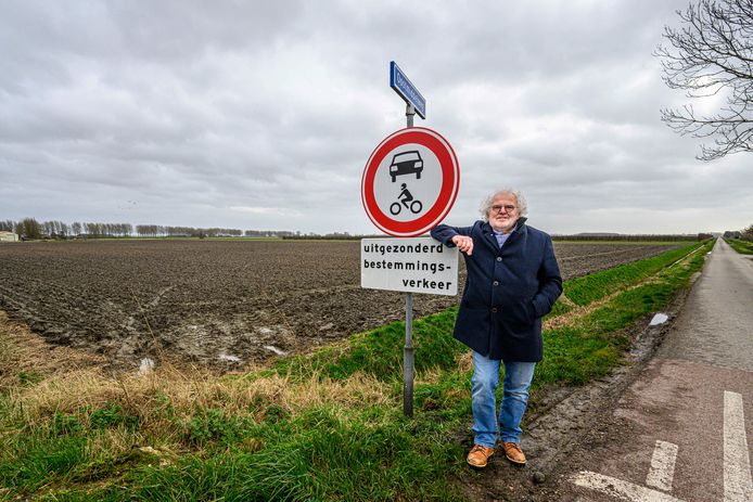 Philip van Dueren den Hollander in polder De Ruigenhil bij één van de verkeersbordjes, ‘kennelijk bedoeld om de rust te waarborgen. Laat de gemeente die beschermende houding alsjeblieft doorzetten'.