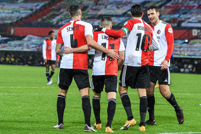 Marcos Senesi, Steven Berghuis en Eric Botteghin vieren de treffer van Bryan Linssen.