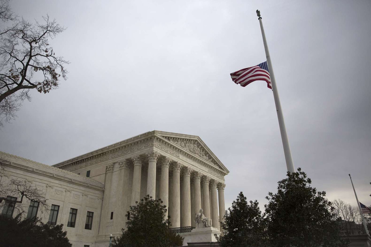 Voor het Amerikaanse Hooggerechtshof hangt de vlag halfstok op de dag van Antonin Scalia's begrafenis. Beeld afp