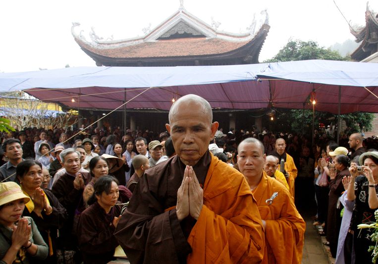 De boeddhistische monnik Thich Nhat Hanh in 2007 tijdens een bijeenkomst met volgelingen bij de Non Nuoc pagode, een boeddhistische tempel in Soc Son, ten noorden van de Vietnamese hoofdstad Hanoi. Beeld REUTERS