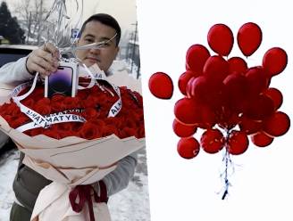 Klungelige man laat valentijnscadeau met iPhone vliegen