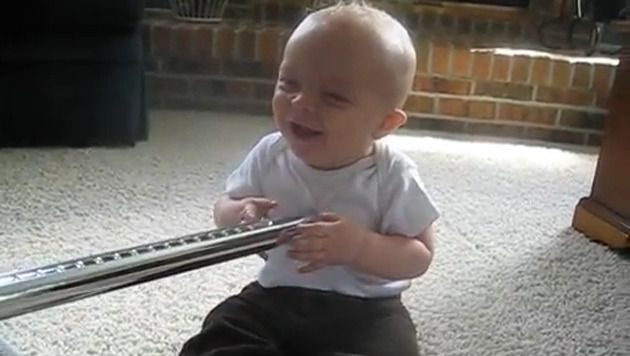 Un Bebe Mort De Rire Grace A Un Aspirateur Insolite 7sur7 Be