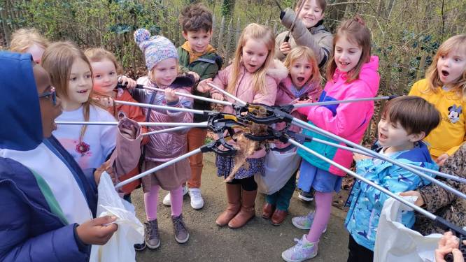 Leerlingen VBS Grotenberge houden schoolbuurt netjes