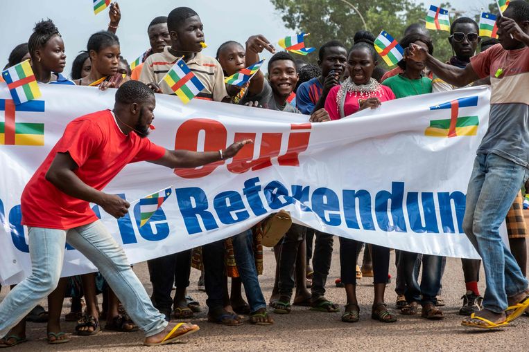 Betogers in Bangui vragen een grondwetswijziging in het voordeel van de zittende president. Vaak worden zij flink betaald voor hun deelname.   Beeld AFP