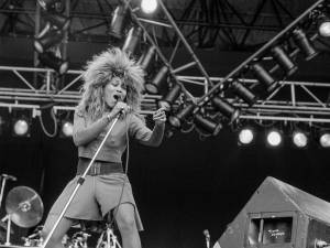 Tina Turner douchte bij Ton Lenting: ‘De drank was weg maar die witte bank stond nog jaren in ons huis’ 