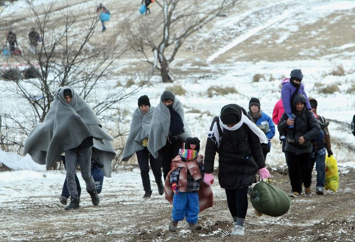 Archiefbeeld - Vluchtelingen nemen de Balkanroute in uiterst koude omstandigheden.