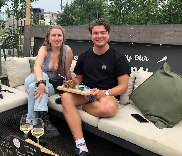 Douwe en Rosalie aan een wijntje van 6,50 euro per glas
