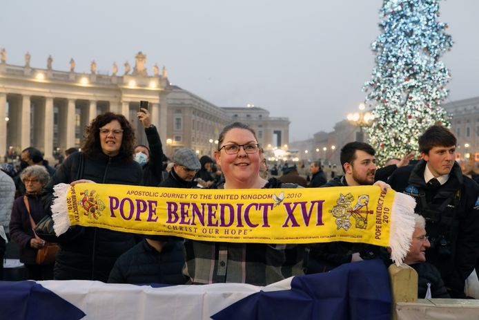 Gelovigen op het Sint-Pietersplein voor de begrafenis van Benedictus XVI.