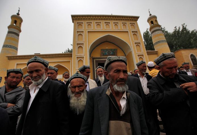 Moslimmannen bij de Id Kah moskee in Kashgar, Xinjiang.