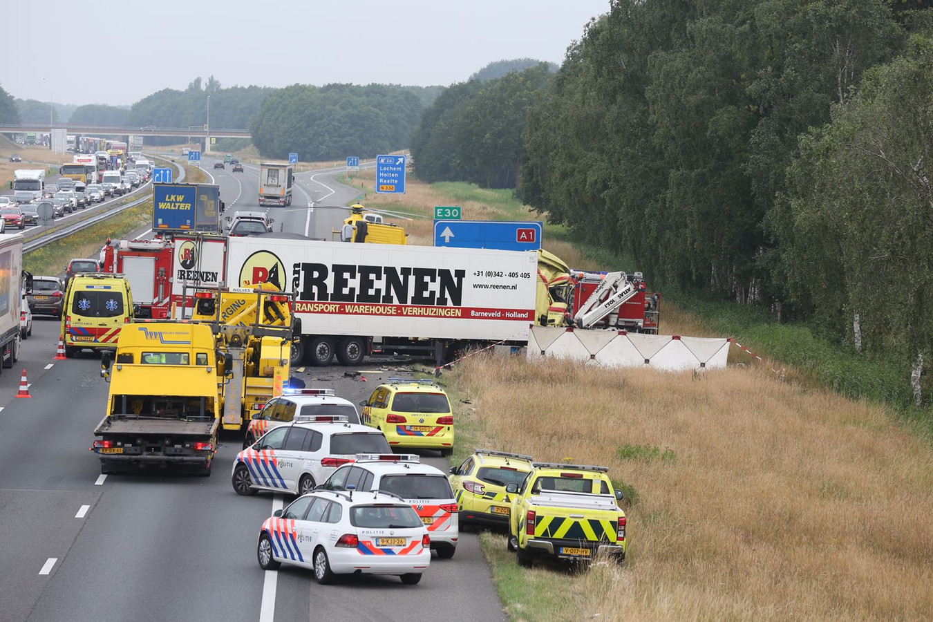 Dode en twee gewonden bij groot ongeluk A1 tot vanmiddag dicht Foto AD.nl