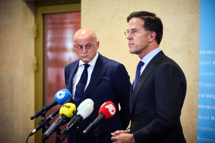 Demissionair premier Mark Rutte en demissionair minister Ferd Grapperhaus (Justitie) staan de pers te woord over het nieuws dat misdaadverslaggever Peter R. De Vries is neergeschoten.