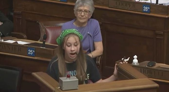 De 12-jarige Addison Gardner tijdens haar pleidooi tegen het abortusverbod in West-Virginia.