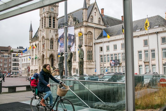 Vandaag starten grootschalige werkzaamheden aan het dak van het stadhuis, om de schade te herstellen die werd veroorzaakt door de Pinksterstorm, intussen vier jaar geleden.