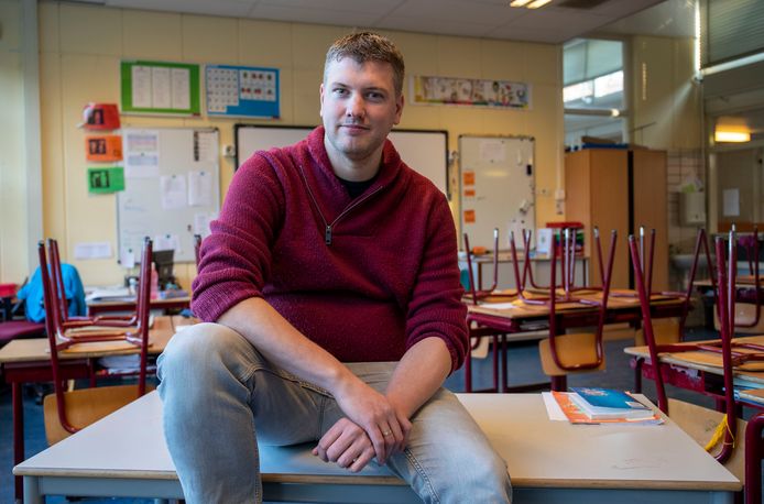 Leerkracht Timon Arentsen in zijn klaslokaal van de Oranje Nassauschool in Ede.