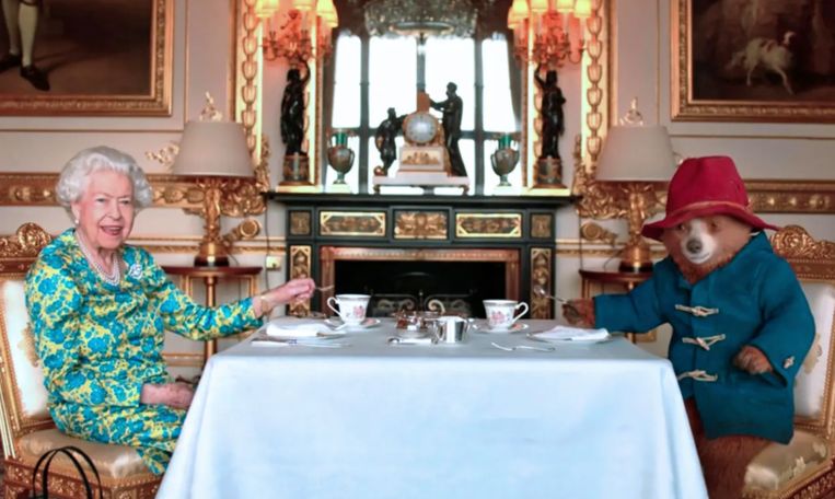 Koningin Elizabeth en beertje Paddington  Beeld Getty Images
