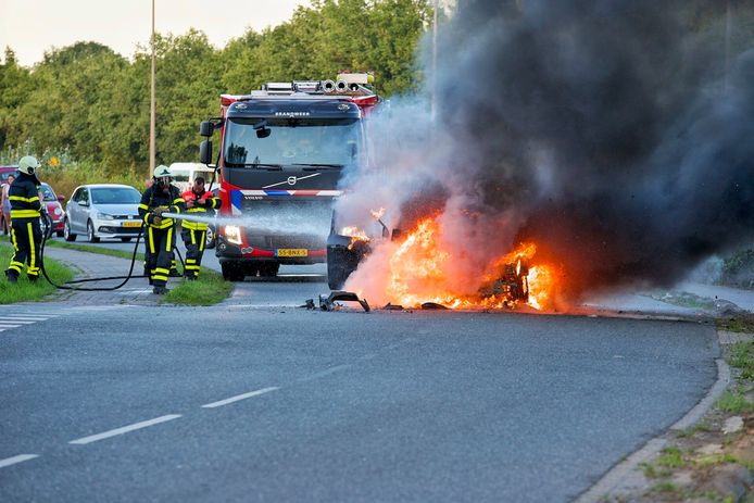 Auto vliegt in brand na botsing in Bergen op Zoom