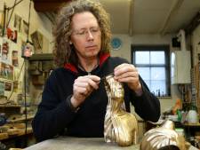 Maker monument Merwedegijzelaars: ‘Raak het beeld maar aan, dan gaat het leven’