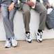 Weg krijtstreep: nieuwe bankier draagt sneakers