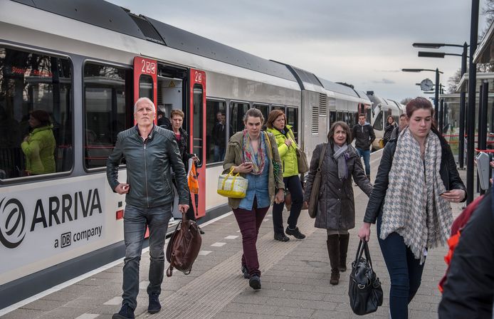 Barny Versteegen (links), die hier uitstapt op station Molenhoek, hield eind maart nog een handtekeningenactie tegen Arriva vanwege de slechte dienstverlening op de Maaslijn.