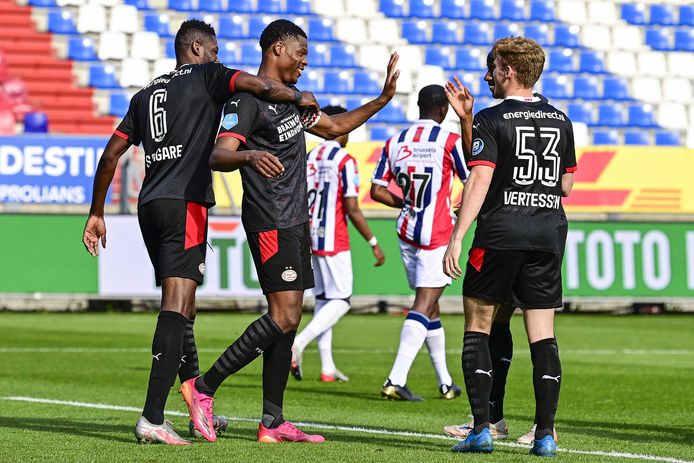 PSV viert de 0-2, een eigen doelpunt van Derrick Köhn.