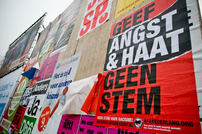 Soms worden verkiezingsborden ook beplakt met andere politieke boodschappen, zoals hier door de antifascistische groep met oproepen niet op partijen te stemmen die volgens hen racistisch zijn.