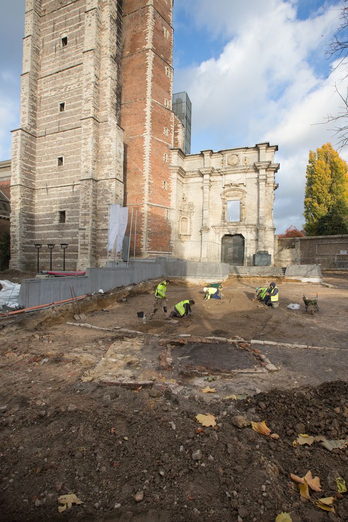 zeven-middeleeuwse-graven-ontdekt-op-trudoplein-sint-truiden-hln-be