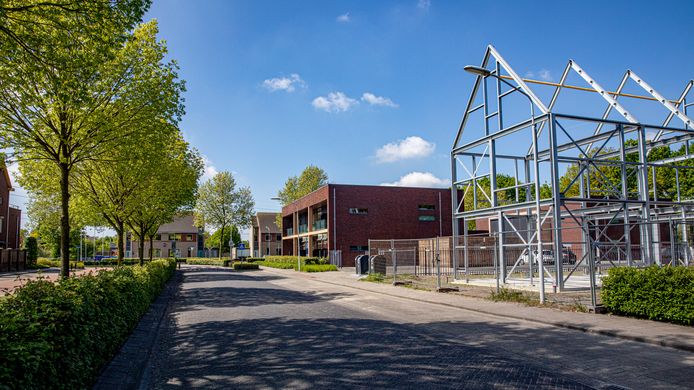 De Wildheuvel in Best, met in de verte (met pannendak) enkele van de betreffende schoolwoningen.