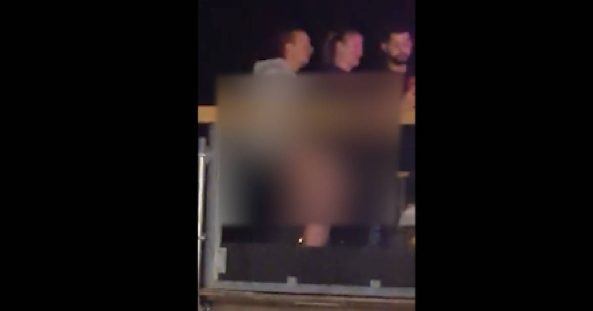 Una coppia colta in flagrante sul balcone di un festival |  anormale