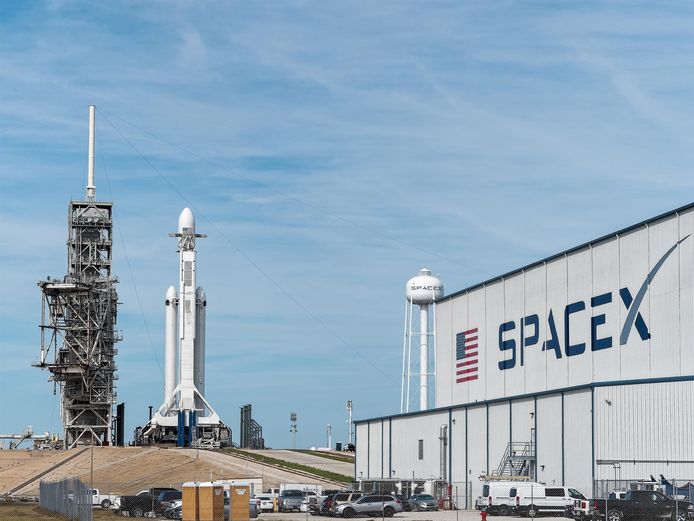 De Falcon Heavy-raket op Cape Canaveral, daags voor de lancering.