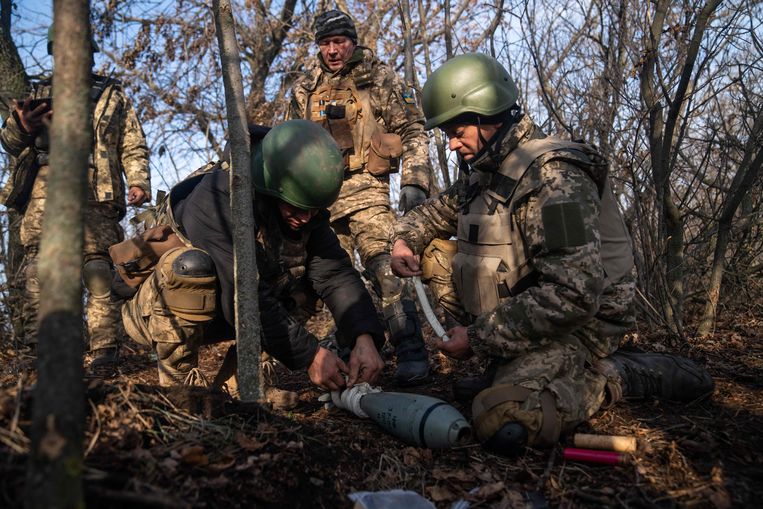 Oekraïense militairen in de weer met een mortier aan het front in de regio Donetsk, op 9 december.  Beeld AFP