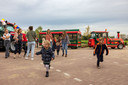 De kinderen werden met een treintje naar het nieuwe kinderdagverblijf gebracht.