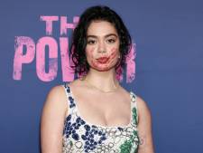 Actrice heeft rode handafdruk op gezicht bij première, wat betekent haar statement?