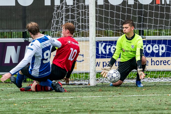 Roy Cornelissen, doelman bij Excelsior Zetten moet in actie komen tegen ESA.
