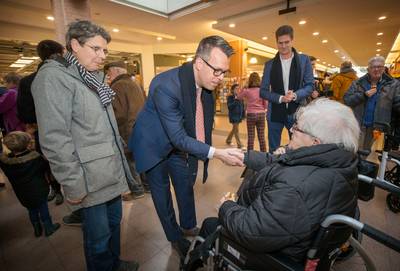 Ontmoeting op de weekmarkt goede vervanger van ‘verplichte’ receptie: ‘Je ziet heel andere mensen’