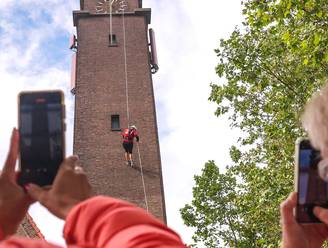 Spectaculair afscheid van dominee in Apeldoorn wordt bijna duur grapje: ‘Die klok is net gerepareerd’