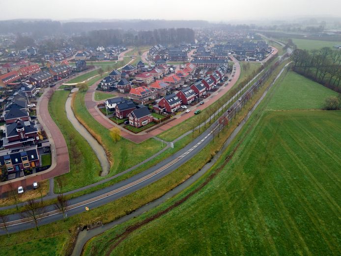 De Omloop in Wijhe vanuit de lucht gezien. De deklaag wordt hier in 2025 vervangen voor een bedrag van 200.000 euro.