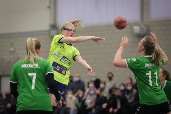 Aiko Schepkens in actie met HB Sint-Truiden in de Limburgse topper thuis tegen Initia Hasselt.