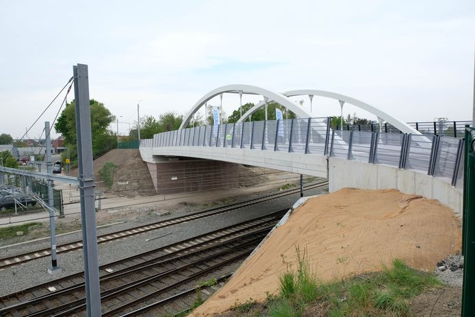 Opening van de nieuwe brug in Muizen door waarnemend burgemeester Alexander Vandersmissen, schepen van openbare werken Patrick Princen, een vertegenwoordiging van Infrabel, verschillende leerlingen van basisschool De Puzzel en lokale wielerheld Julien Stevens.