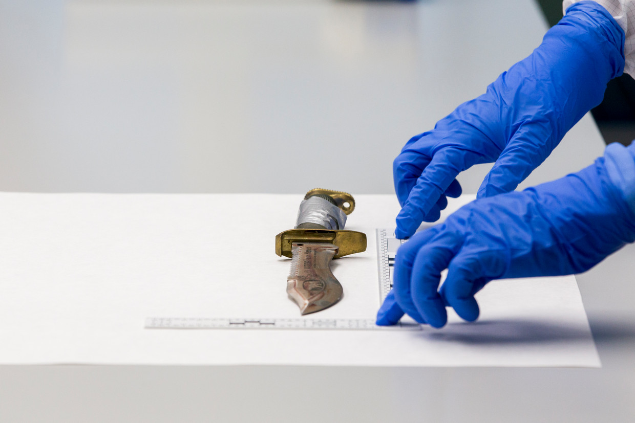 Onderzoek op bewijsmateriaal in een forensisch laboratorium. Beeld ANP 