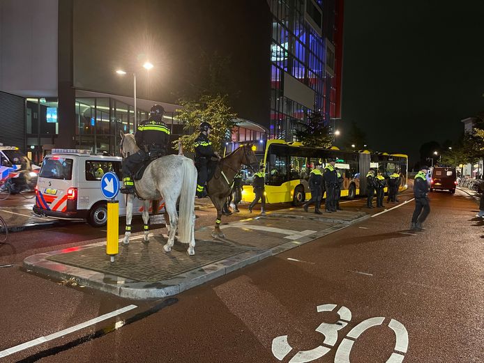 Politiebusjes en -paarden bij de demonstratie bij restaurant Waku Waku in Utrecht.