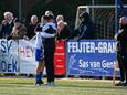 Hoek-trainer Quincy Rombaut omhelst aanvaller Steve Schalkwijk bij de laatste thuiswedstrijd tegen Sportlust. De aanvaller scoorde twee keer in dat duel (4-0). Griffin De Vroe, assistent en keeperstrainer, kijkt toe.