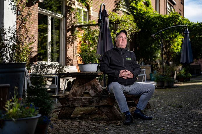 Ex-dakloze Bernhard (Ben) Kregting in de Oude Ubbergseweg, de straat waar hij geboren is en opgroeide.