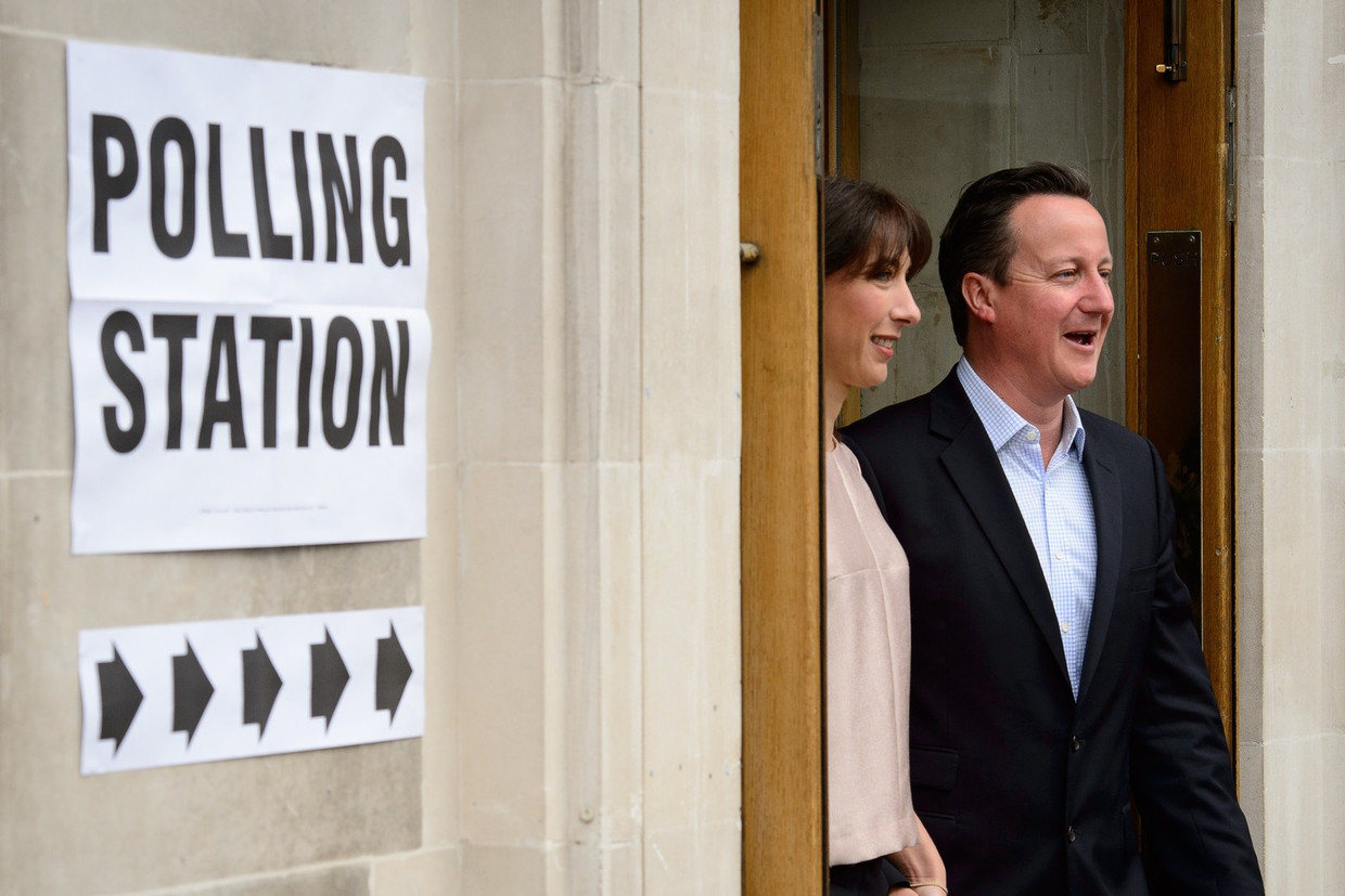De Britse premier David Cameron en zijn vrouw bij het stembureau Beeld ap