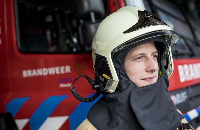 Pa Onderzoek het grillen Deze Twentse brandweerhelm wordt groter bij hitte | Almelo | tubantia.nl