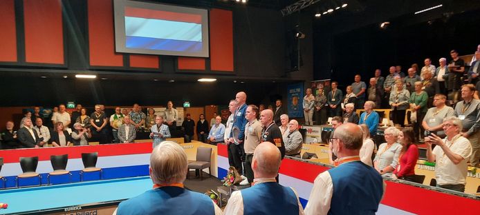 Het volkslied klinkt. Jean Paul de Bruijn staat op de hoogste trede van het podium.