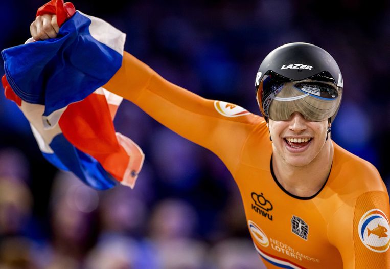 Lavreysen tart de wielerwetten en grijpt goud op keirin ...