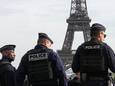 Politie in de buurt van de Eiffeltoren in Parijs.