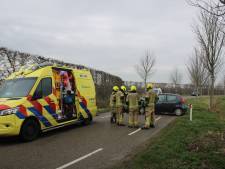 Auto klapt tegen boom aan in Baarland